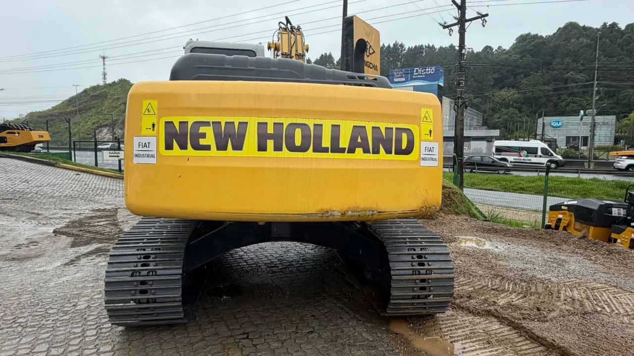 Escavadeira New Holland E215 B  - Foto 3