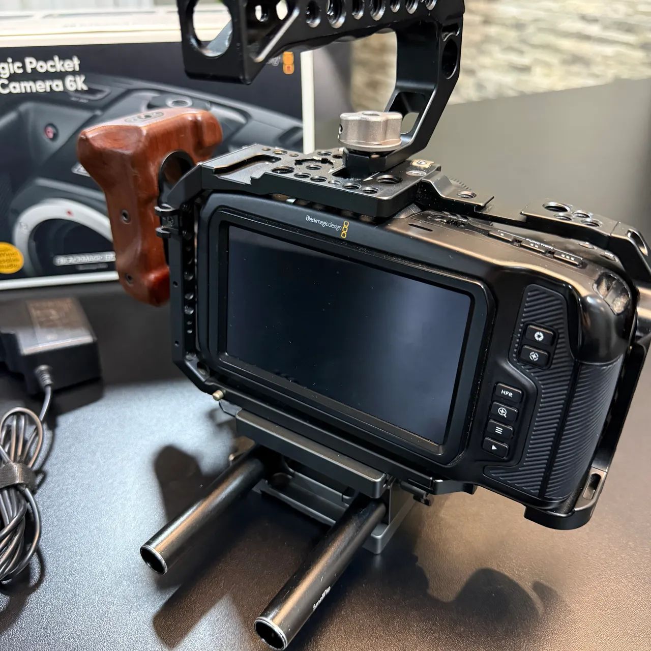 Câmera Blackmagic Pocket 6k - perfeito estado com cage Tilta - Foto 3