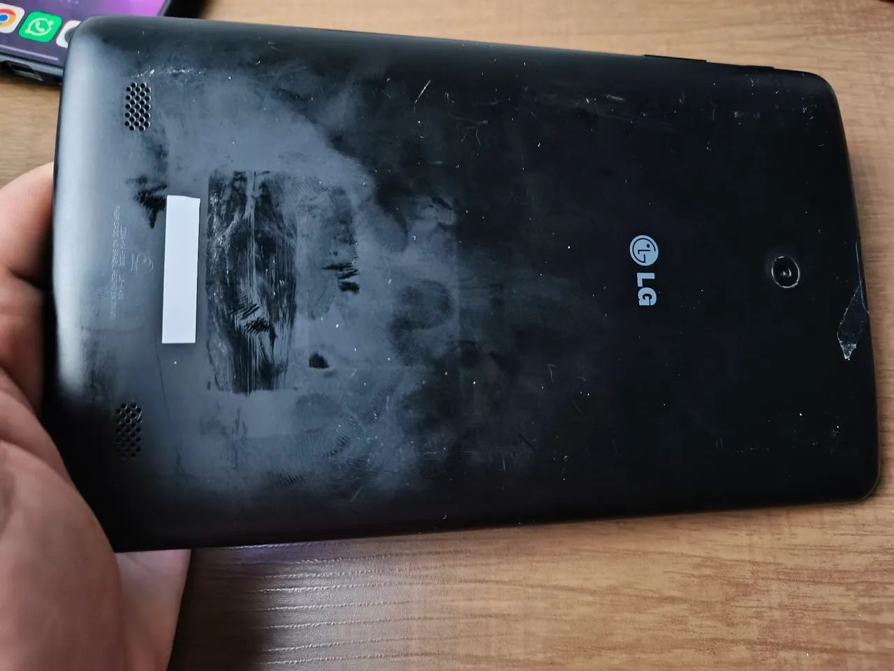 TABLET LG 8" POLEGADAS, TELA TRINCADA E COM UMA MANCHA, MAS DÁ PRA USAR 