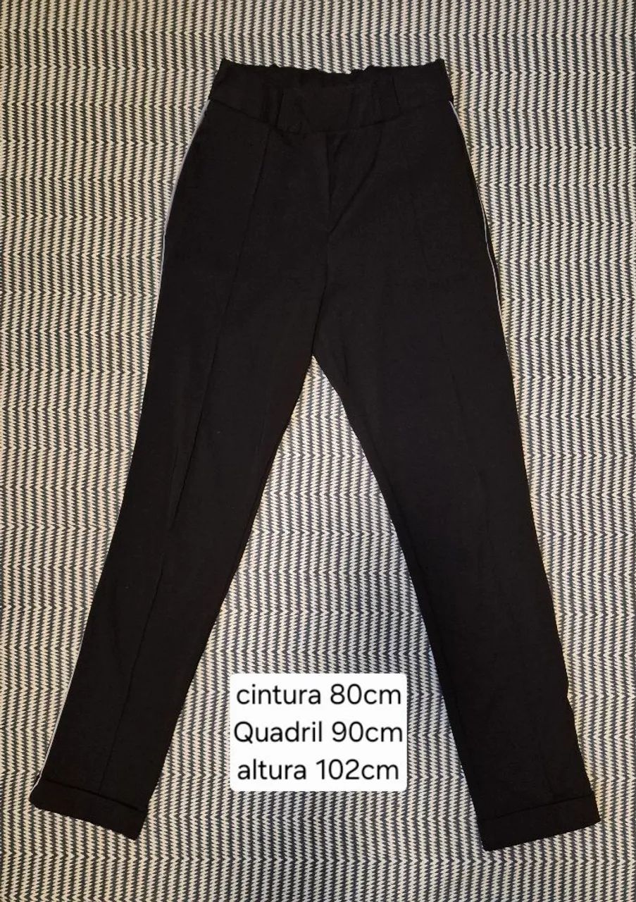 Calça em malha preta, friso lateral branco
