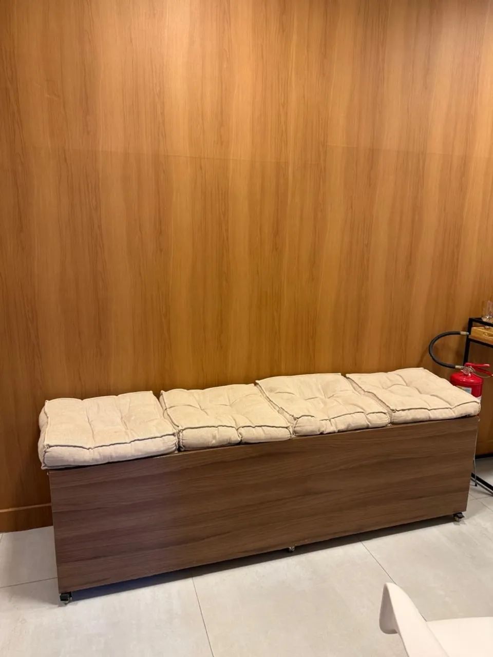 Baú madeira/ banco com almofadas