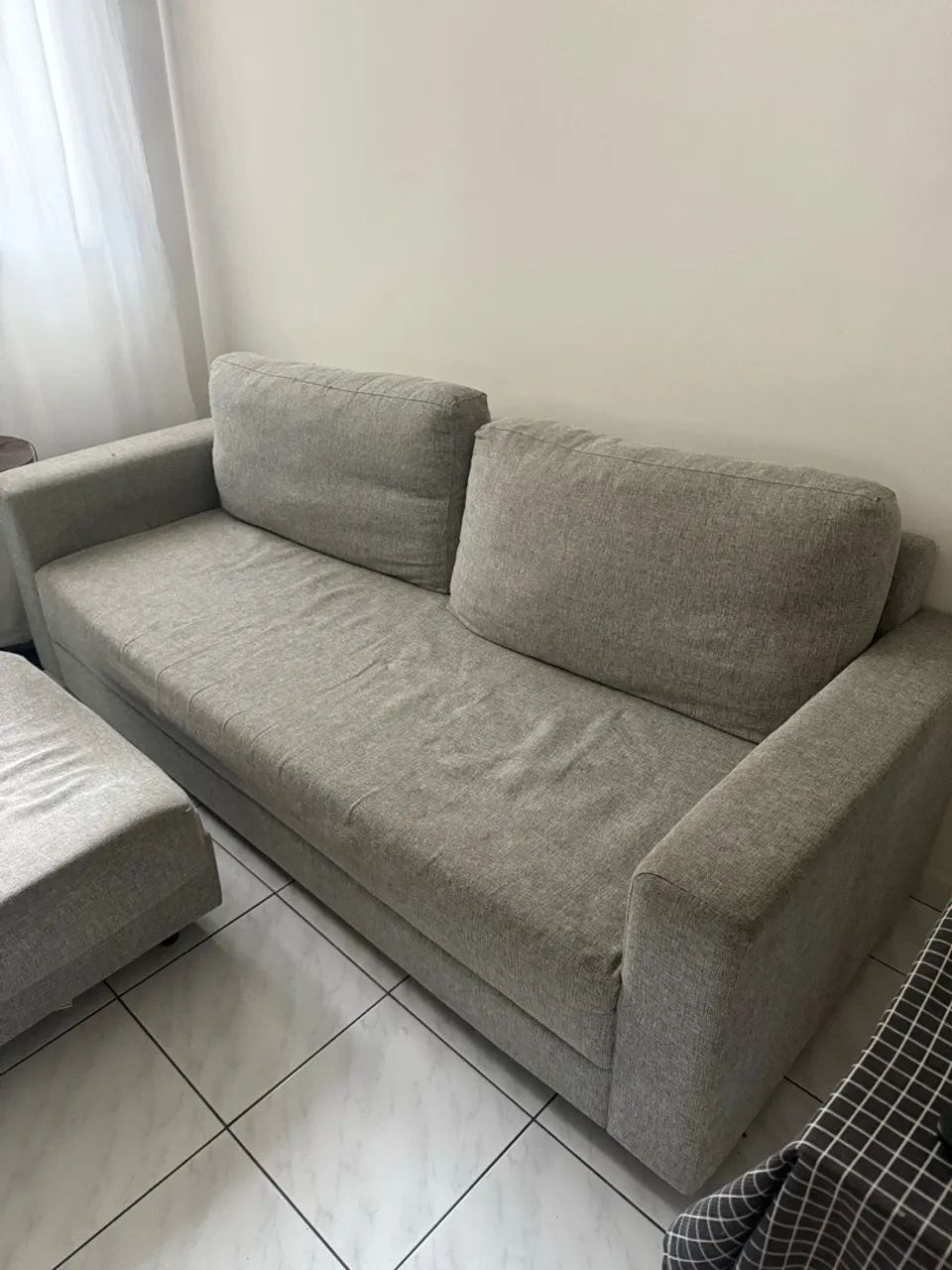Sofá Tokstok cinza 