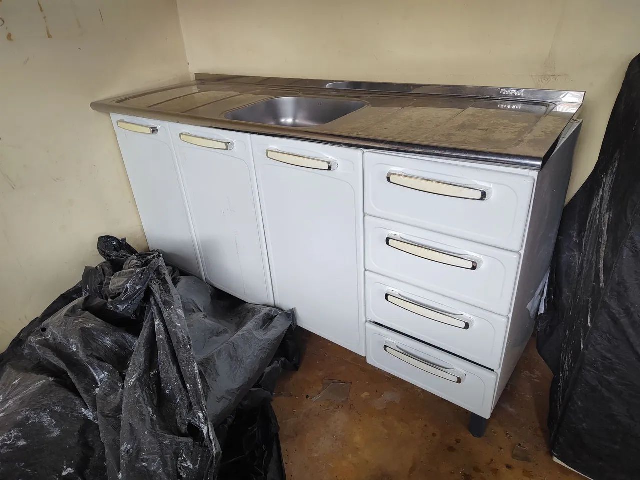 Pior de inox com bancada de armário 