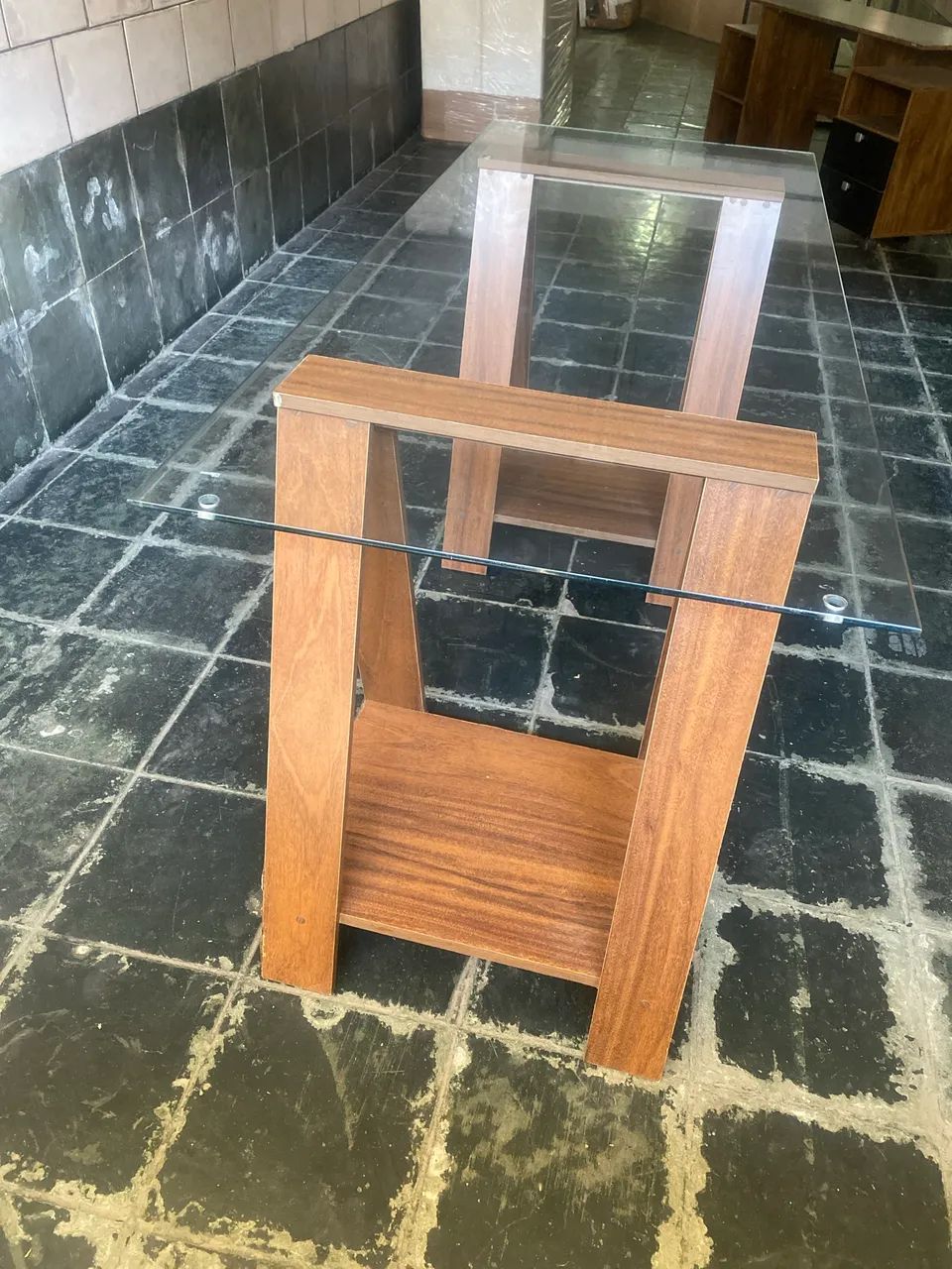 Mesa com cavaletes de madeira com tampo de vidro - Foto 3
