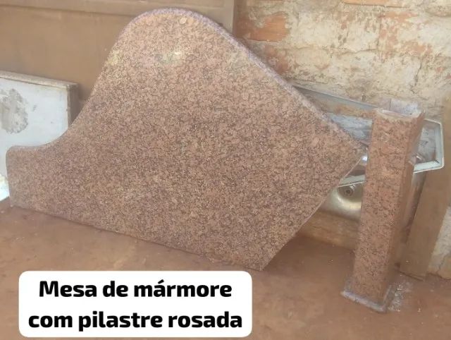 Mesa de mármore com pilastre