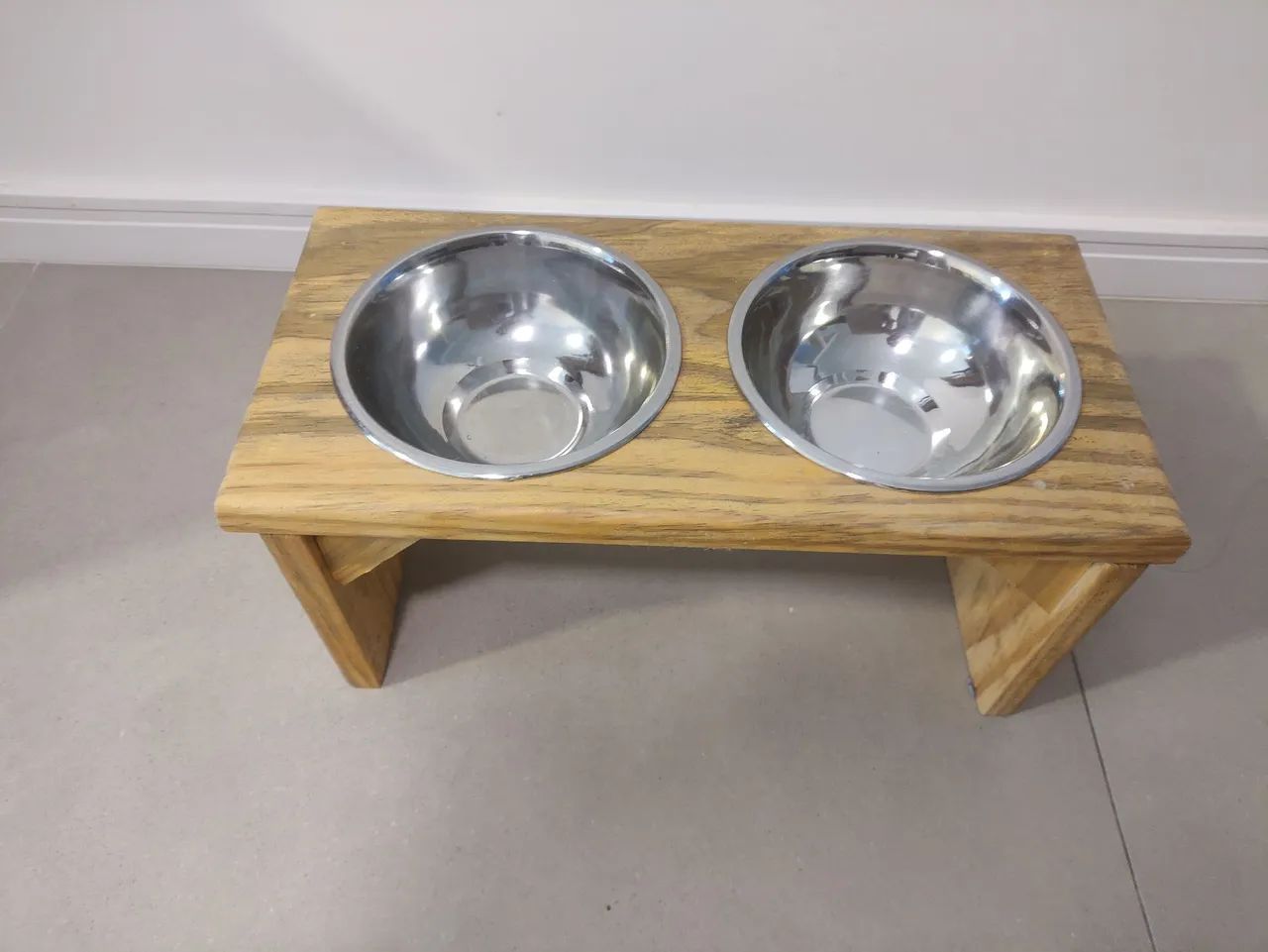 Linda mesinha de madeira para cachorro com pratinhos inox - Foto 2