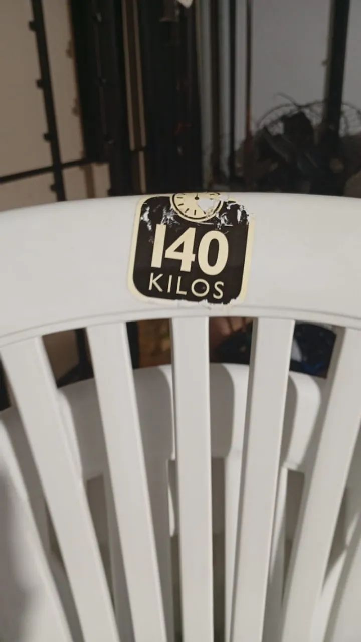 Jogo De Mesa De Plastico Com 10 Cadeiras Brancas 140kg - Foto 2