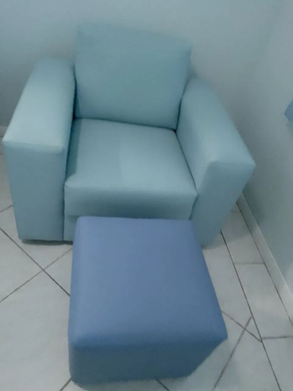 Sofá 1 lugar com puff em korino.