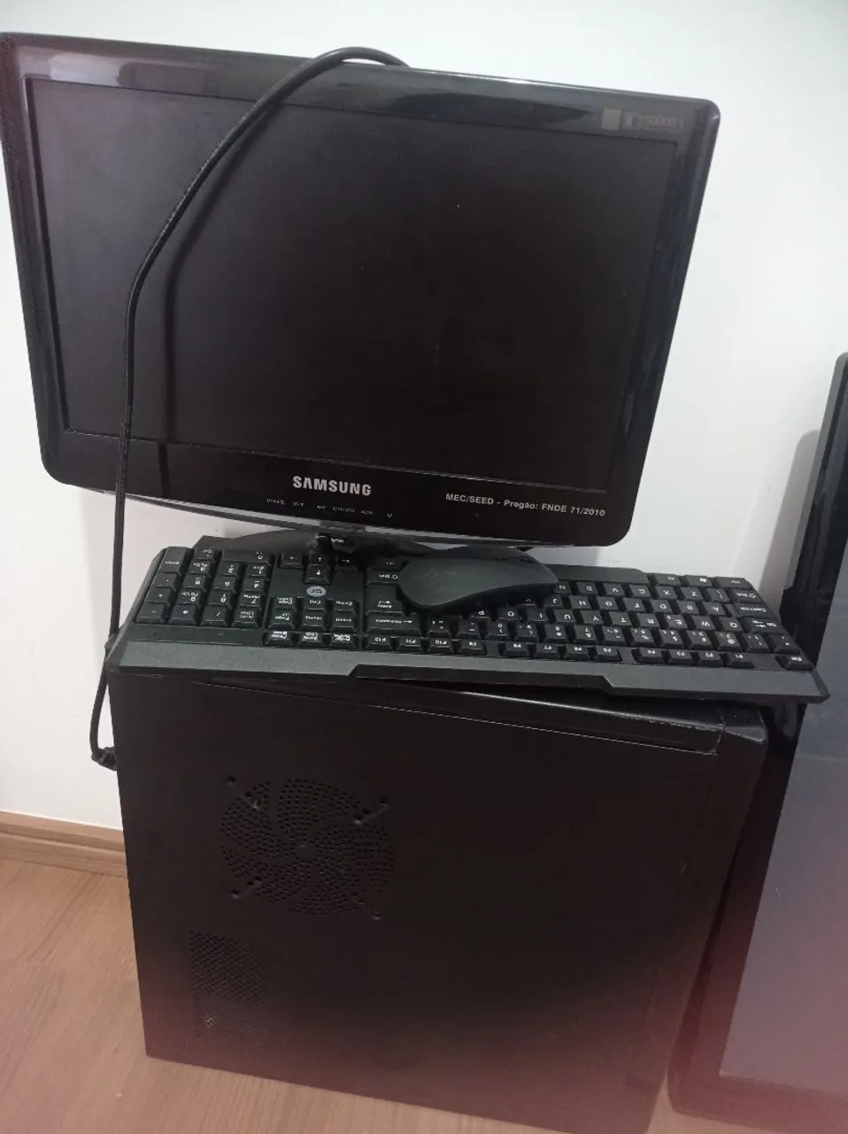 Computador e cadeira - Computadores e Desktops - Campina, São
