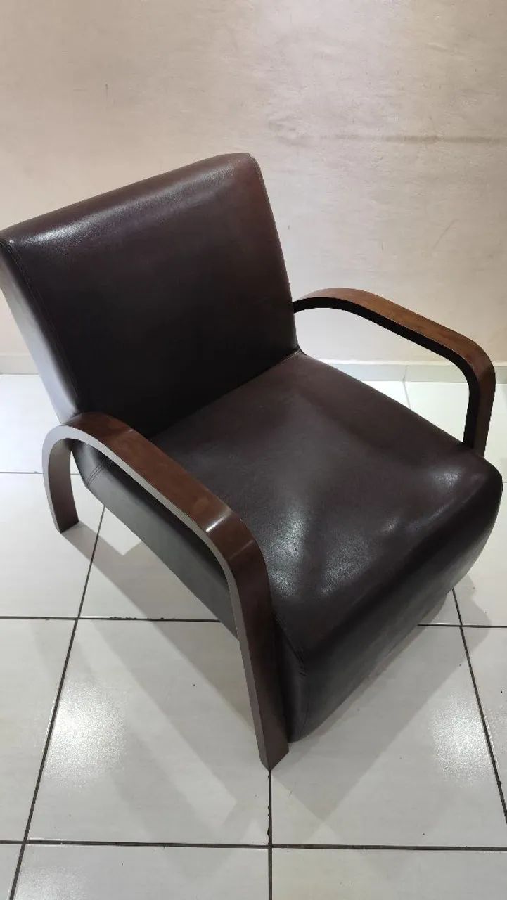Poltrona couro sintético 