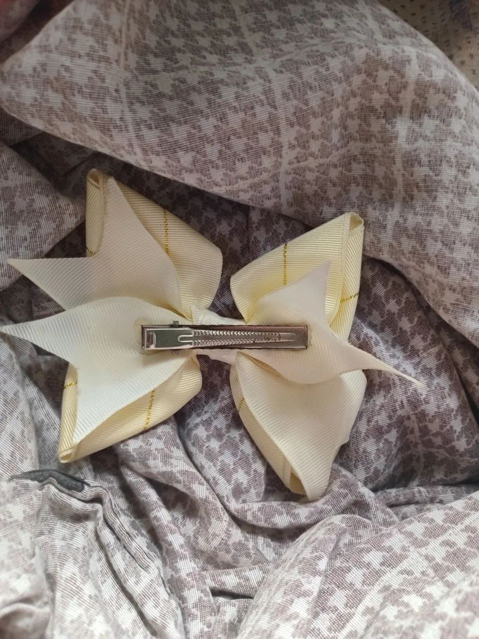 Laço Elegante Bege/ Dourado - Perfeito Estado - Foto 2
