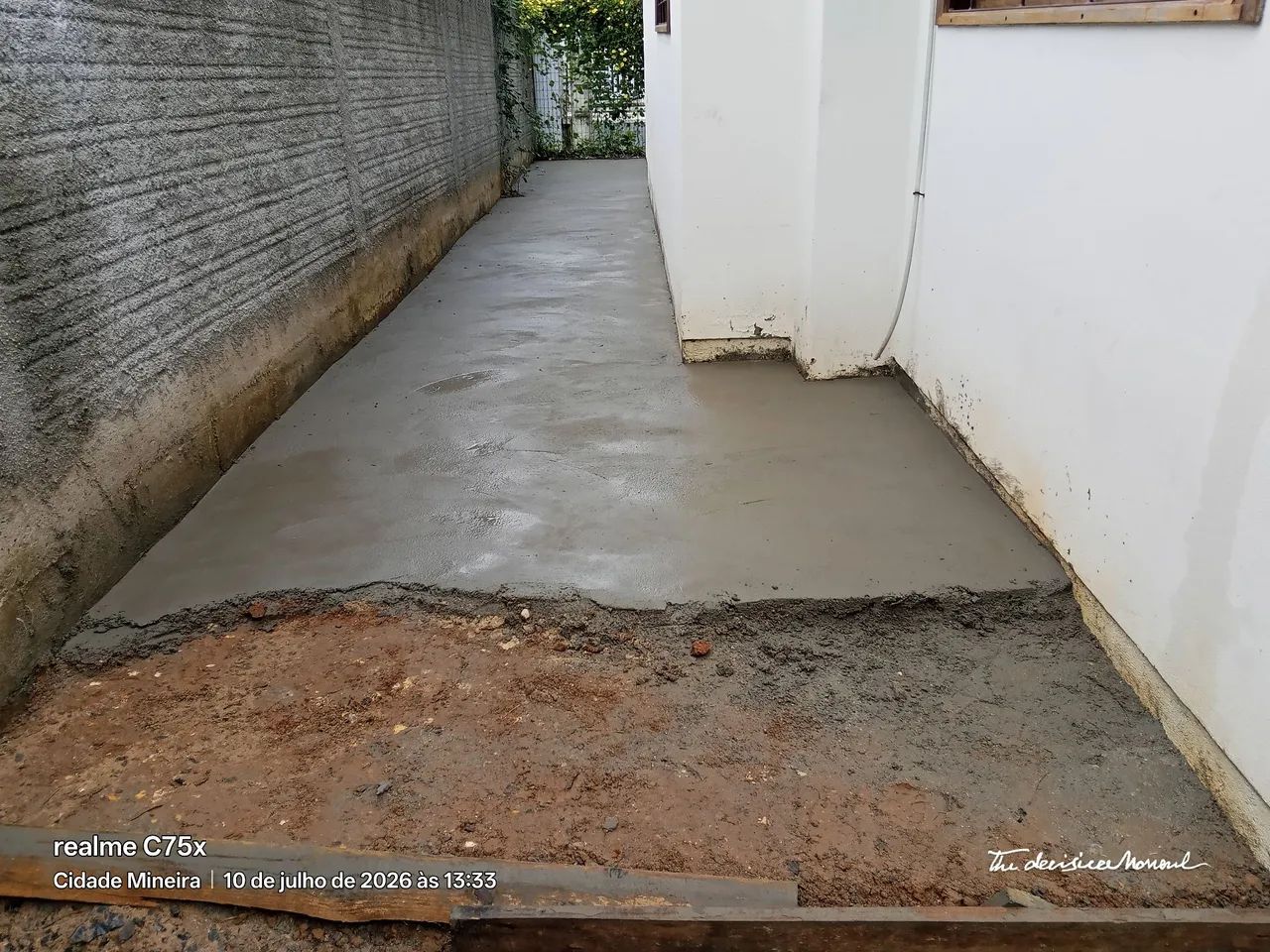 E só chamar pedreiro e manutenção em geral 