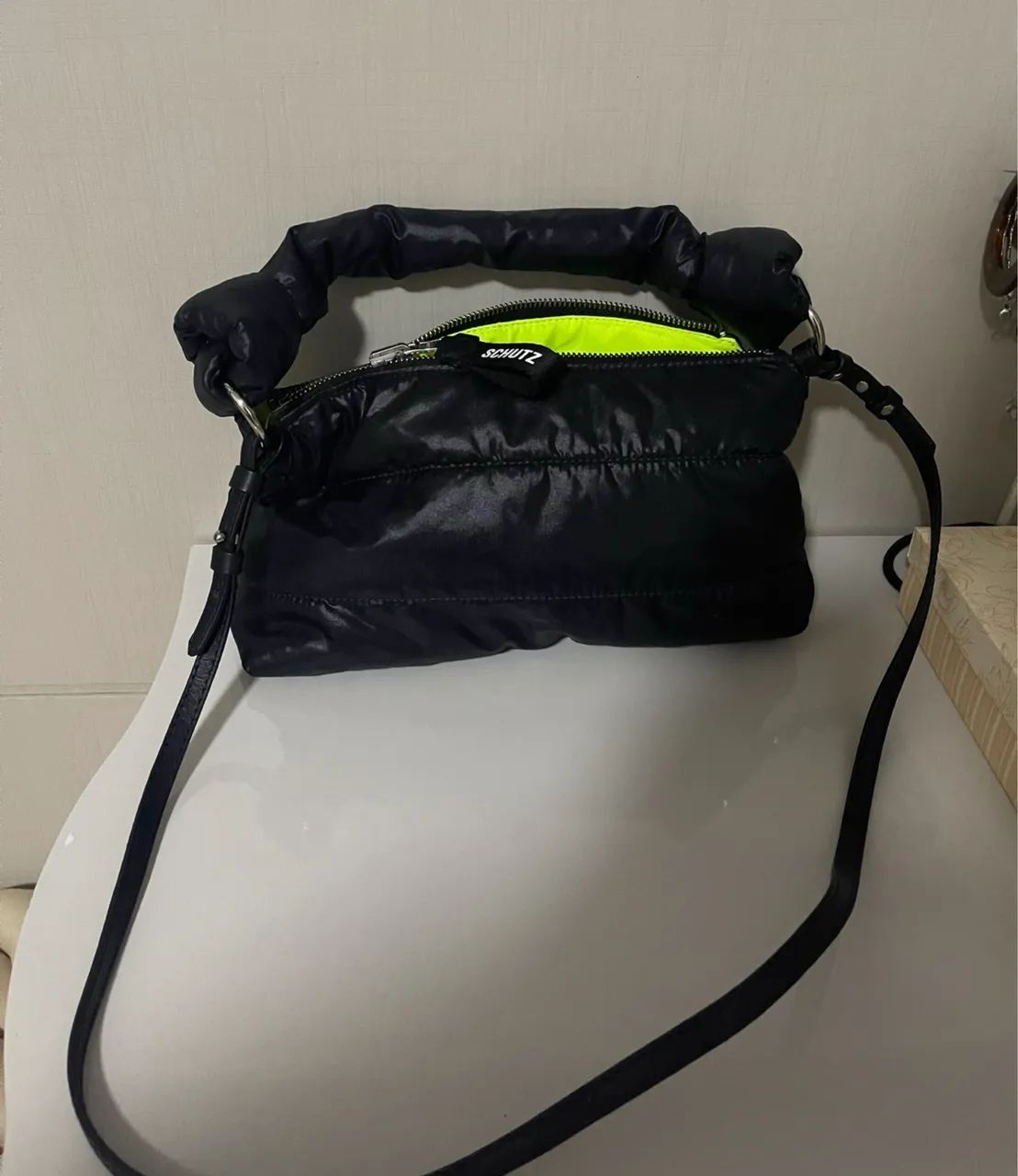 Bolsa Schutz preta em tecido  - Foto 5