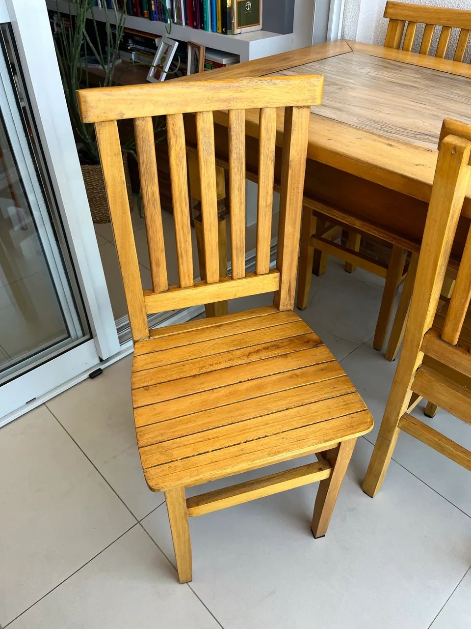 Mesa de jantar e 4 cadeiras | madeira maciça e porcelanato | rústica  - Foto 3