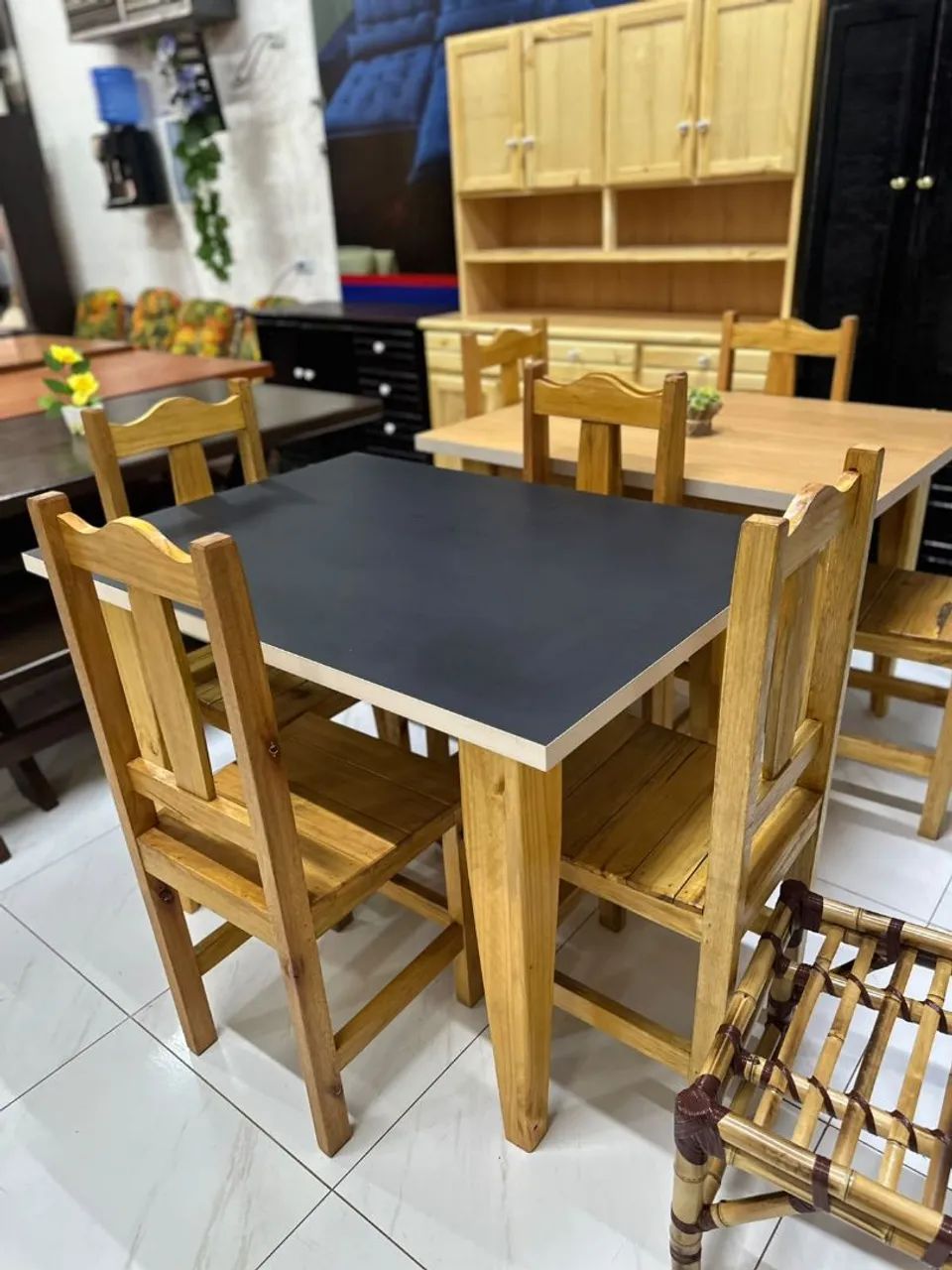 Mesa em madeira com quatro cadeiras - Foto 2