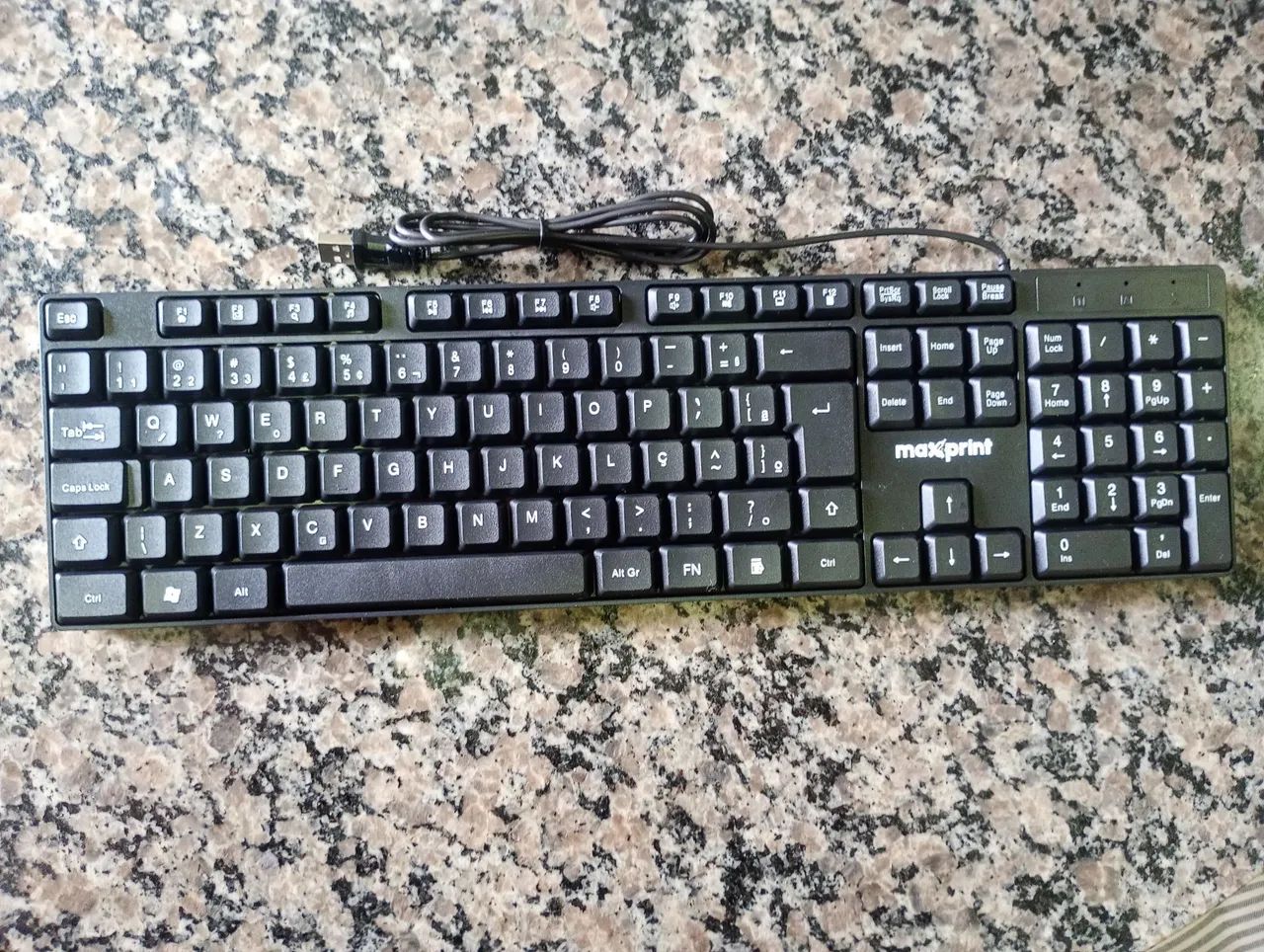 Teclado básico em bom estado