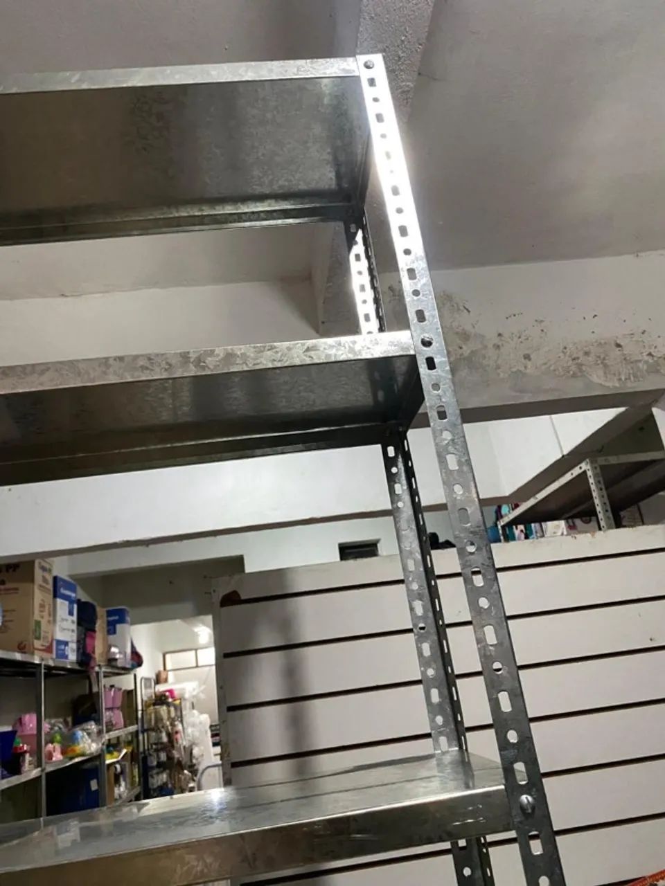 Estante Metálica com Várias Prateleiras - Foto 2