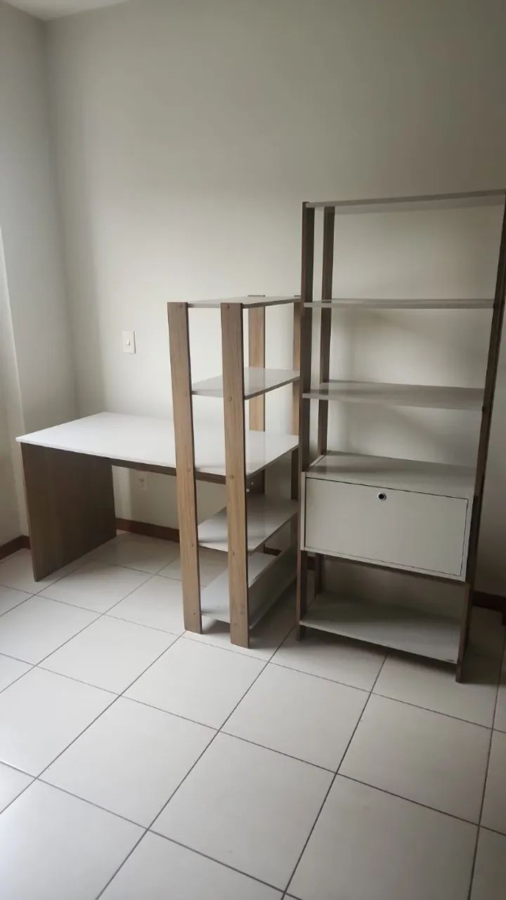 Mesa de escritório com estante - Foto 3