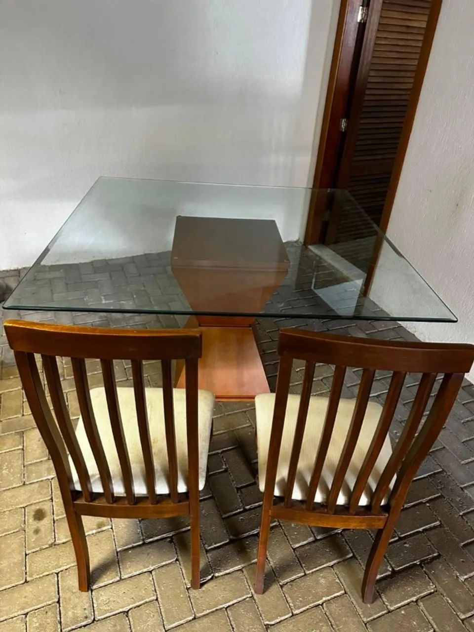 MESA DE JANTAR COM 8 CADEIRAS EM EXCELENTE ESTADO