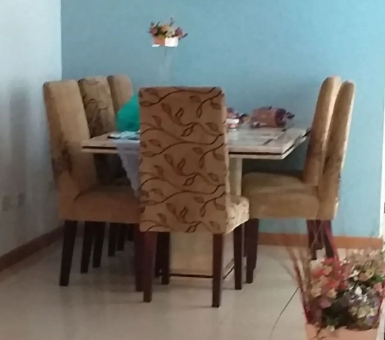 Mesa para 6 lugares em mármore e aparador 