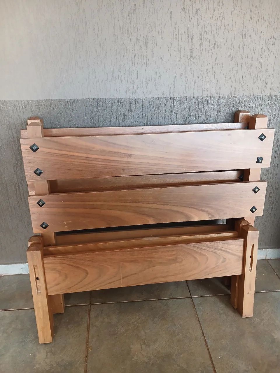 Vende se duas camas de madeira 