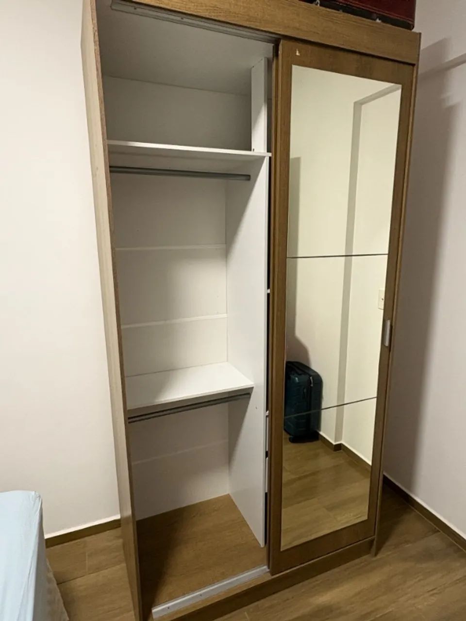 Guarda-roupa com portas de correr e espelho - Foto 3