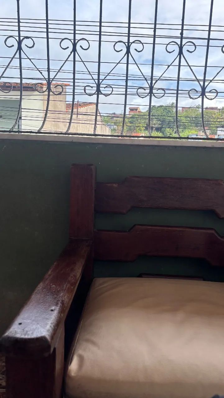Poltrona de madeira e mesa de centro  - Foto 3