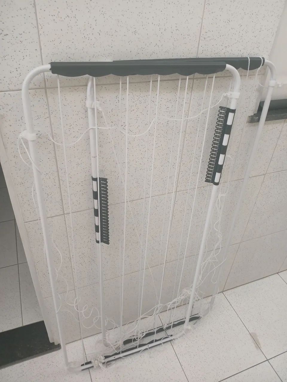 Dois varal de teto em aço.