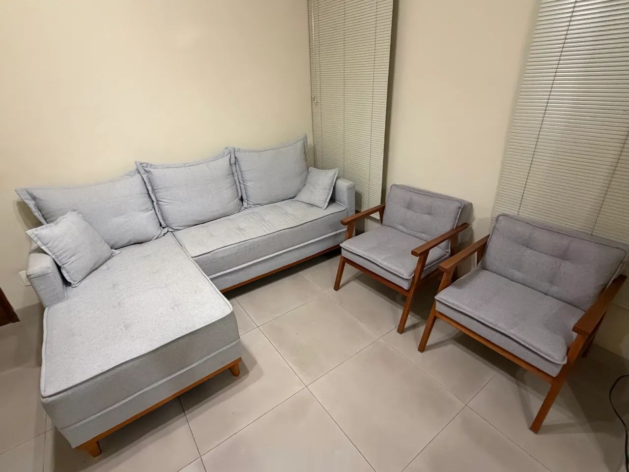 Jogo de sofá e poltronas em madeira