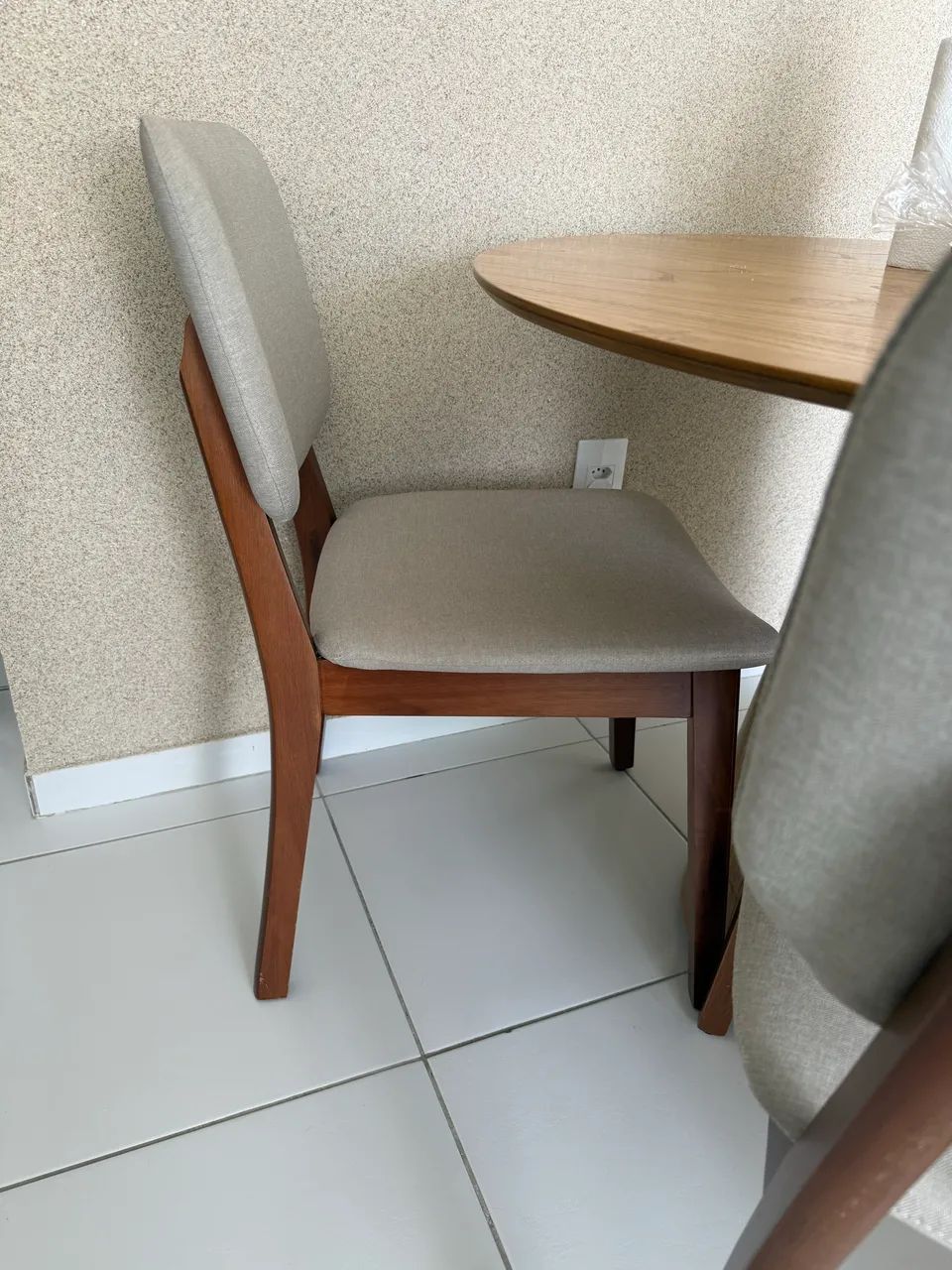 Cadeiras em madeira maciça  - Foto 4
