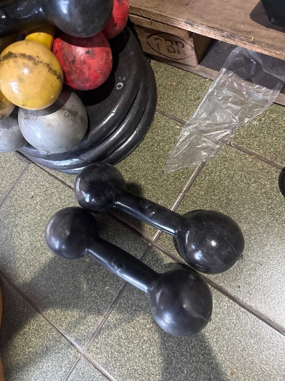 Par de Halter 5kg  bola emborrachado usado R$ 100 - Foto 6