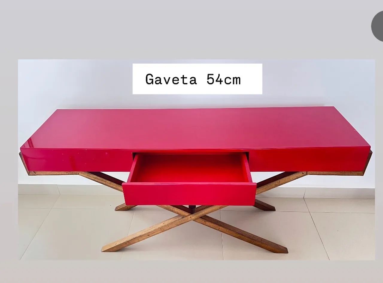 Mesa de Design com Tampo c laca Vermelha e Base de Madeira