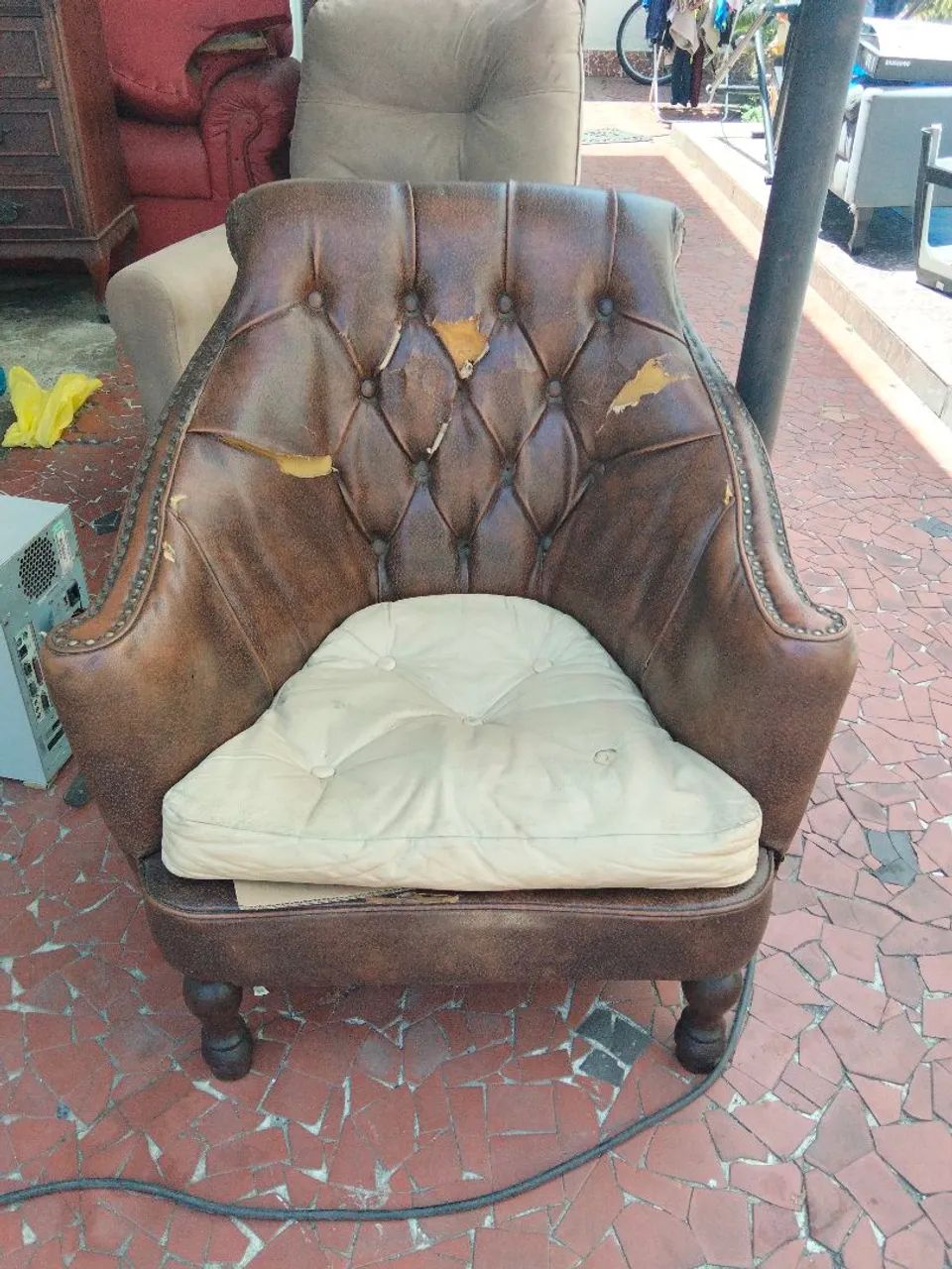 Poltrona antiga estilo Chesterfield 