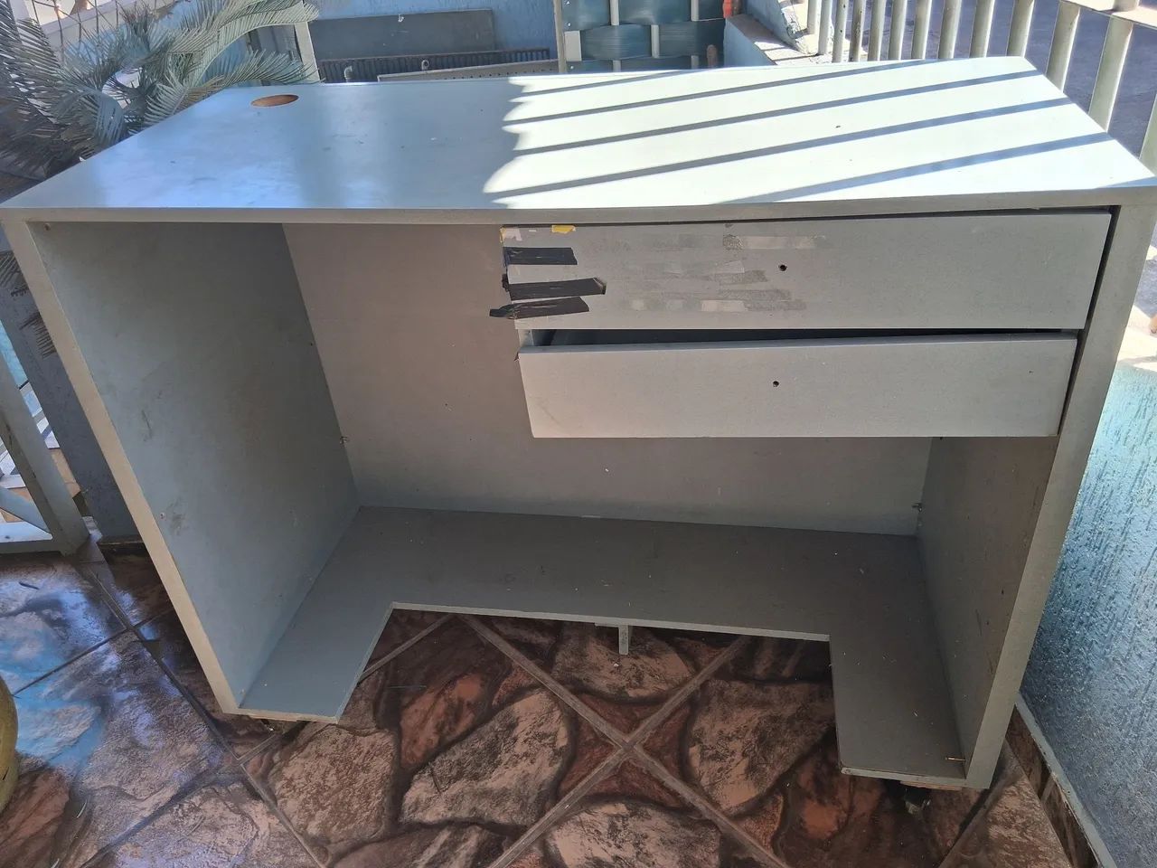 Mesa balcão para computador  de MDF com duas gavetas 