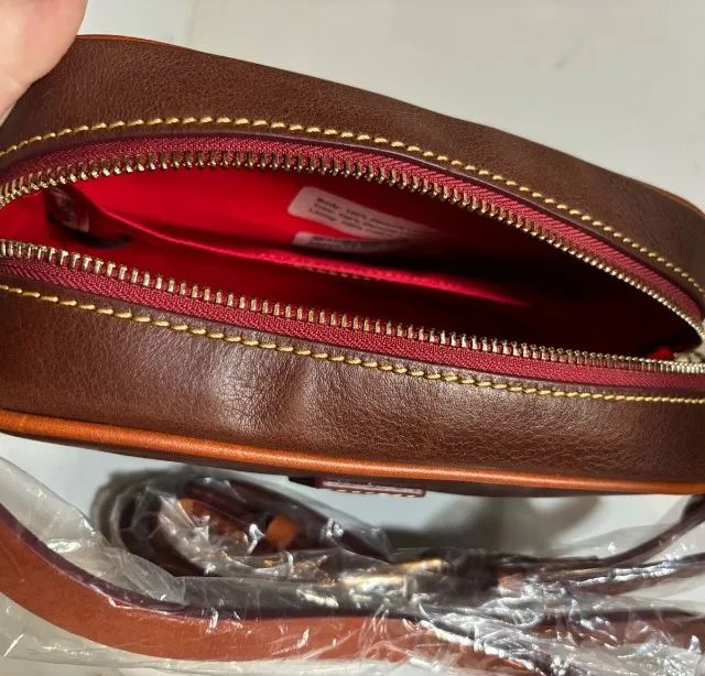 bolsa dooney & bourke loni crossbody chestnut - Foto 2
