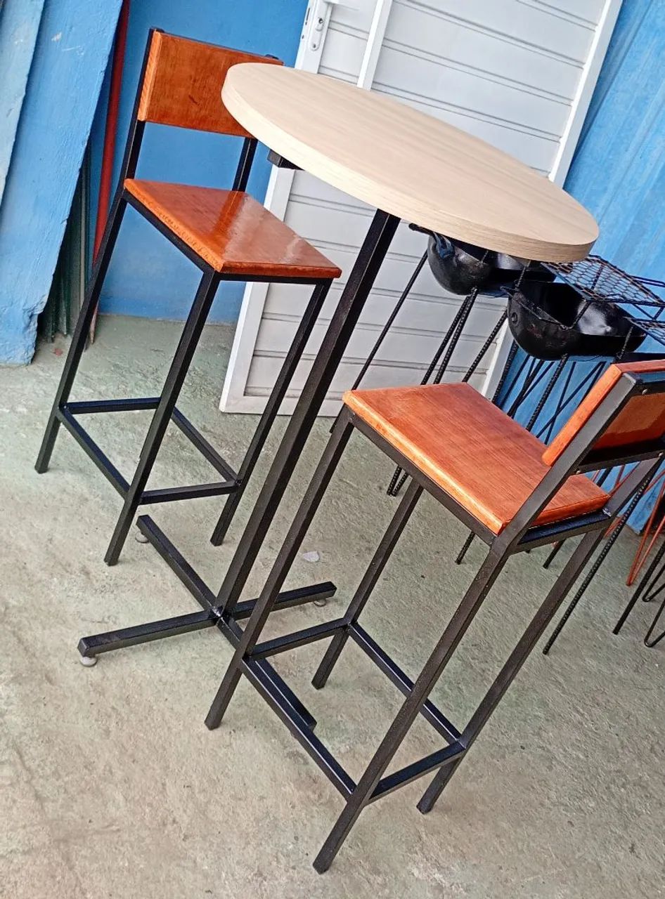 Mesa com banquetas