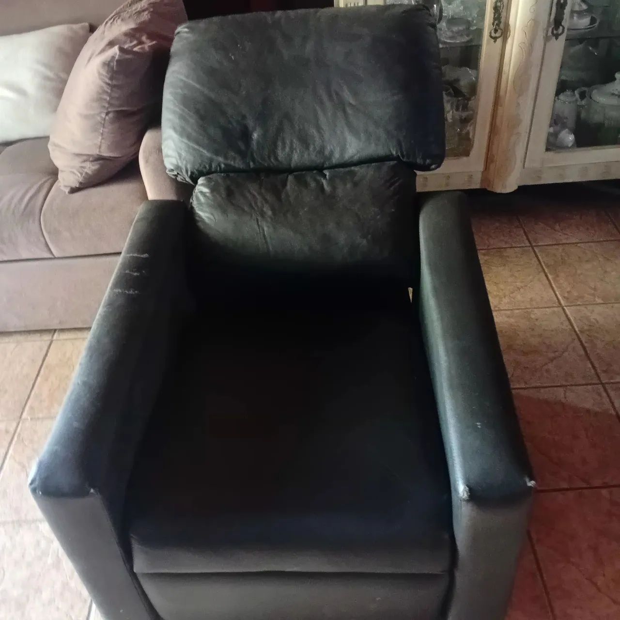 Poltrona reclinavel com apoio para os pés. 