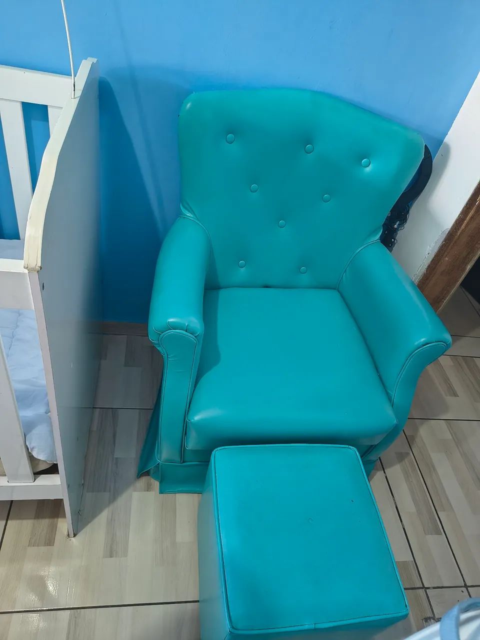 Poltrona Amamentação Com Balanço E Puf Manu Corino Azul Mar. - Foto 2