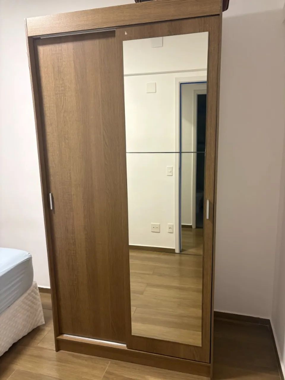 Guarda-roupa com portas de correr e espelho - Foto 2