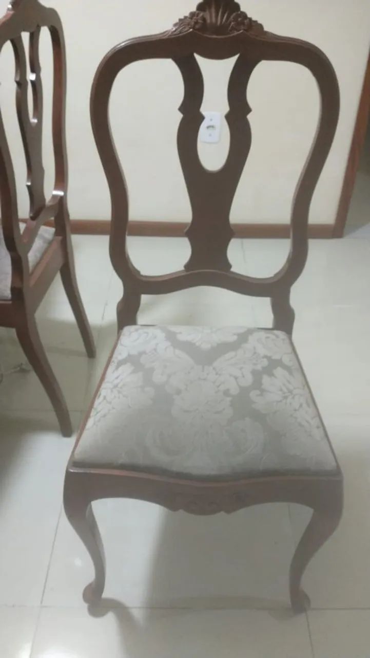 Mesa de madeira maciça com 6 cadeiras e estilo clássico  - Foto 3