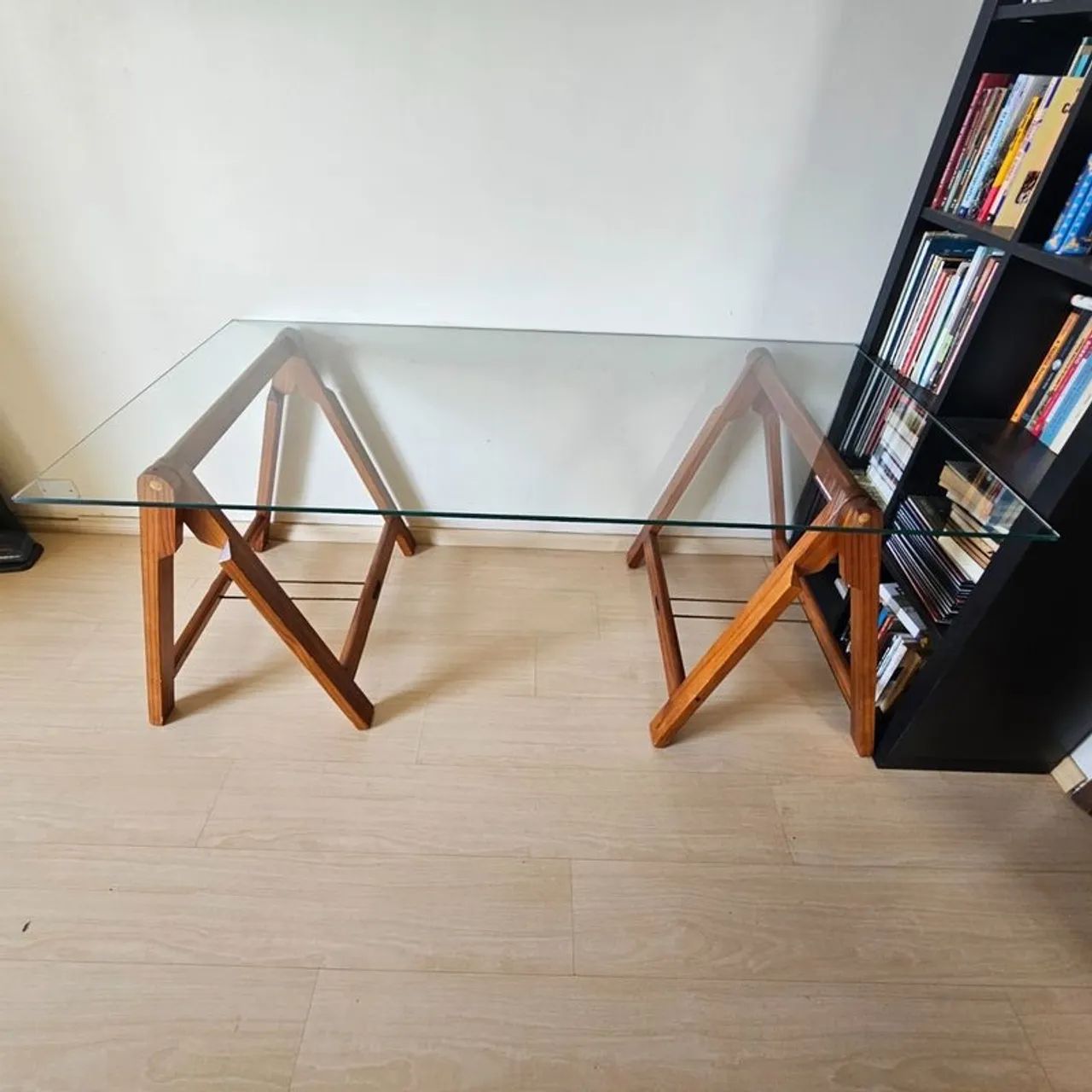 Mesa escritório de vidro com cavalete de madeira - Foto 2