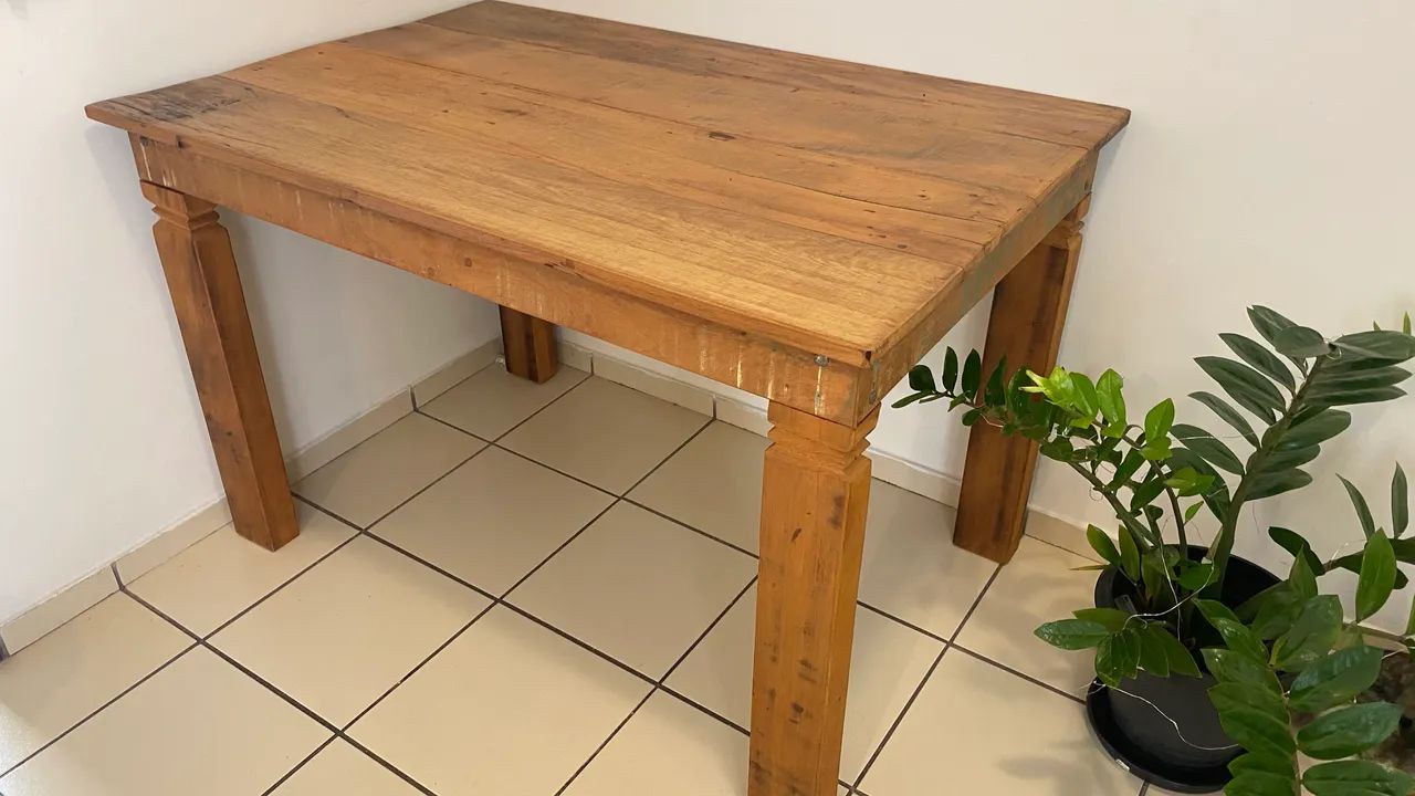 Mesa de madeira de demolição 