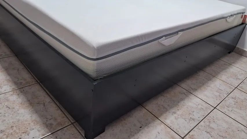 Cama de madeira e colchão Emma Queen Aceito troca em Sofá Retrátil
