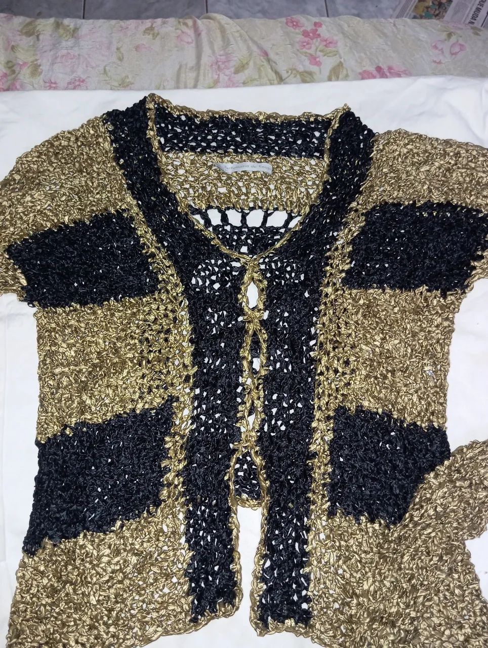Blusa trabalhada em dourado e preto  - Foto 2