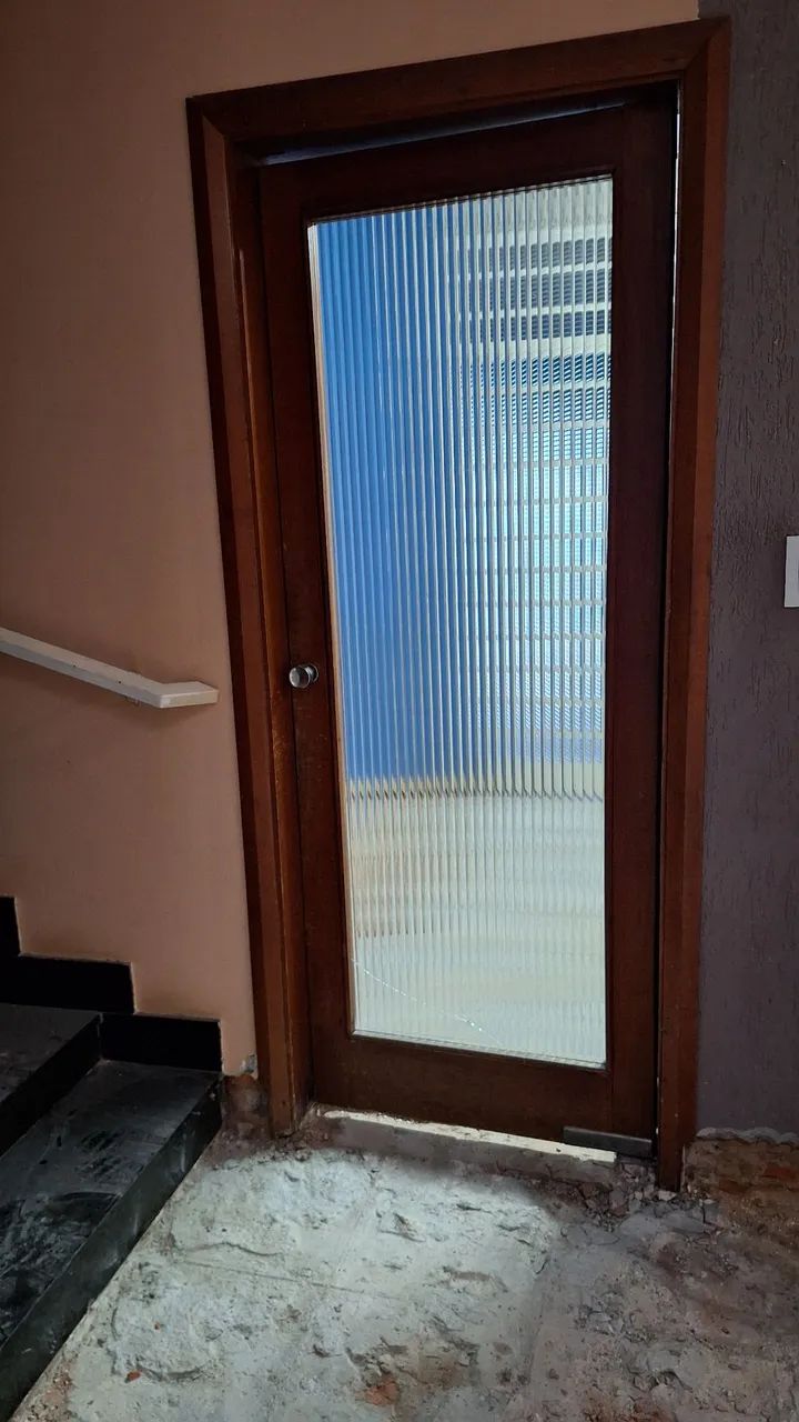 Porta em madeira com vidro - Foto 3