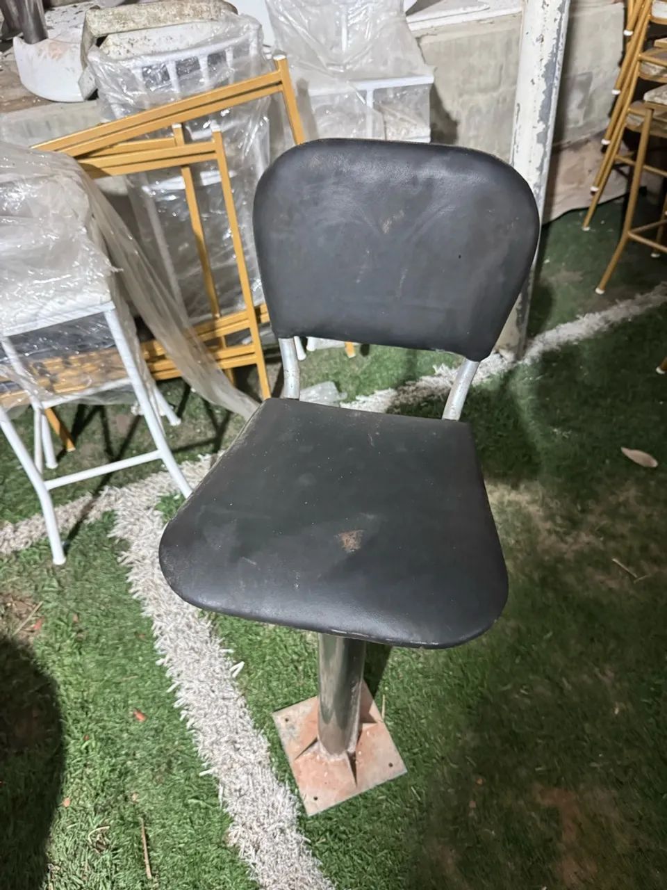 VENDO BANQUETA FIXA ALTA - Foto 2