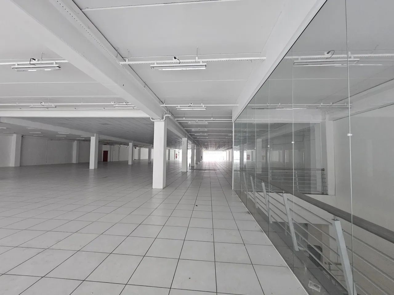Sala comercial 1.863 m² na Rua 7 de Setembro com amplo estacionamento - Foto 2