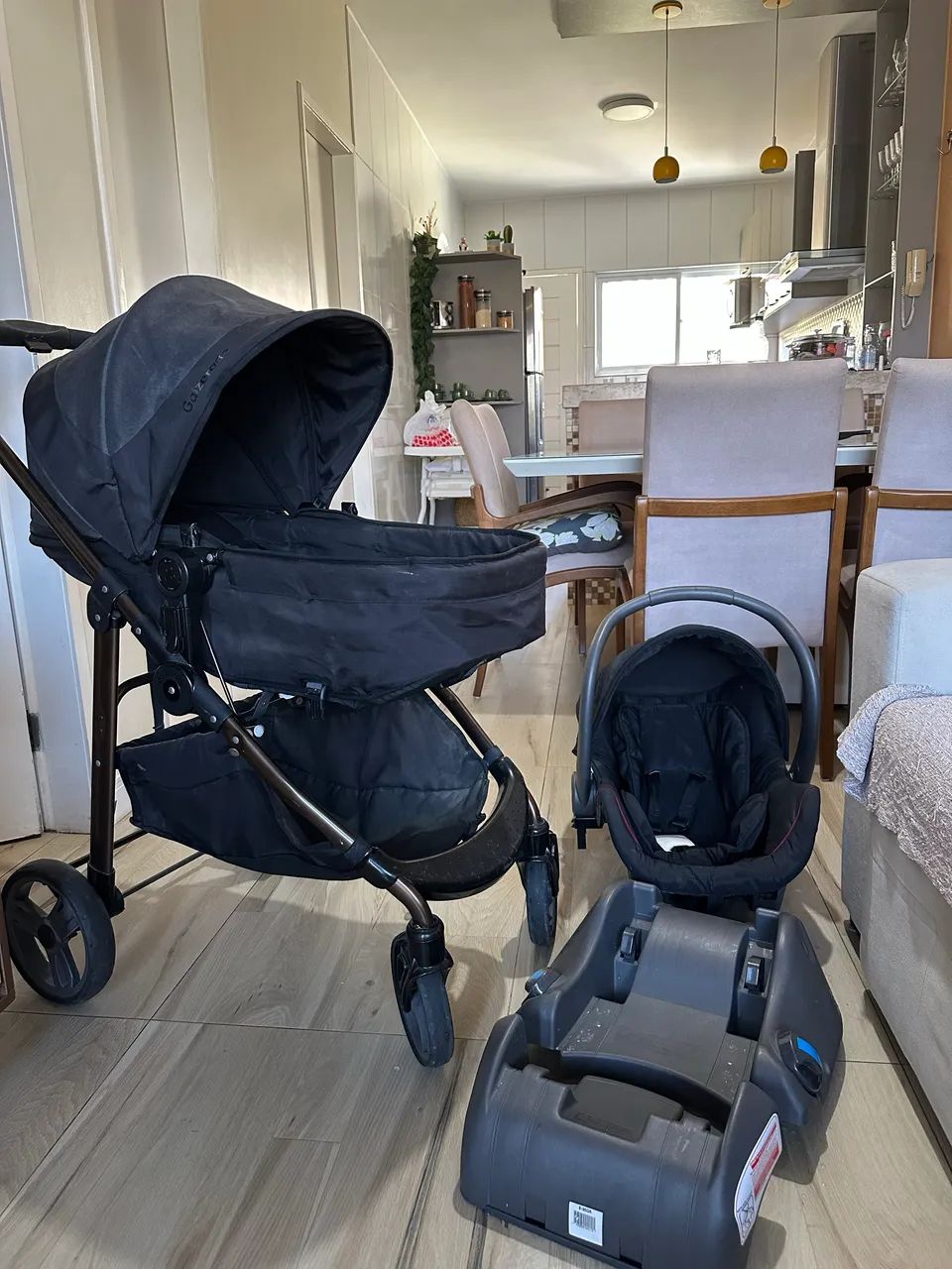 Vendo carrinho, bebê conforto e base Galzerano - Foto 2