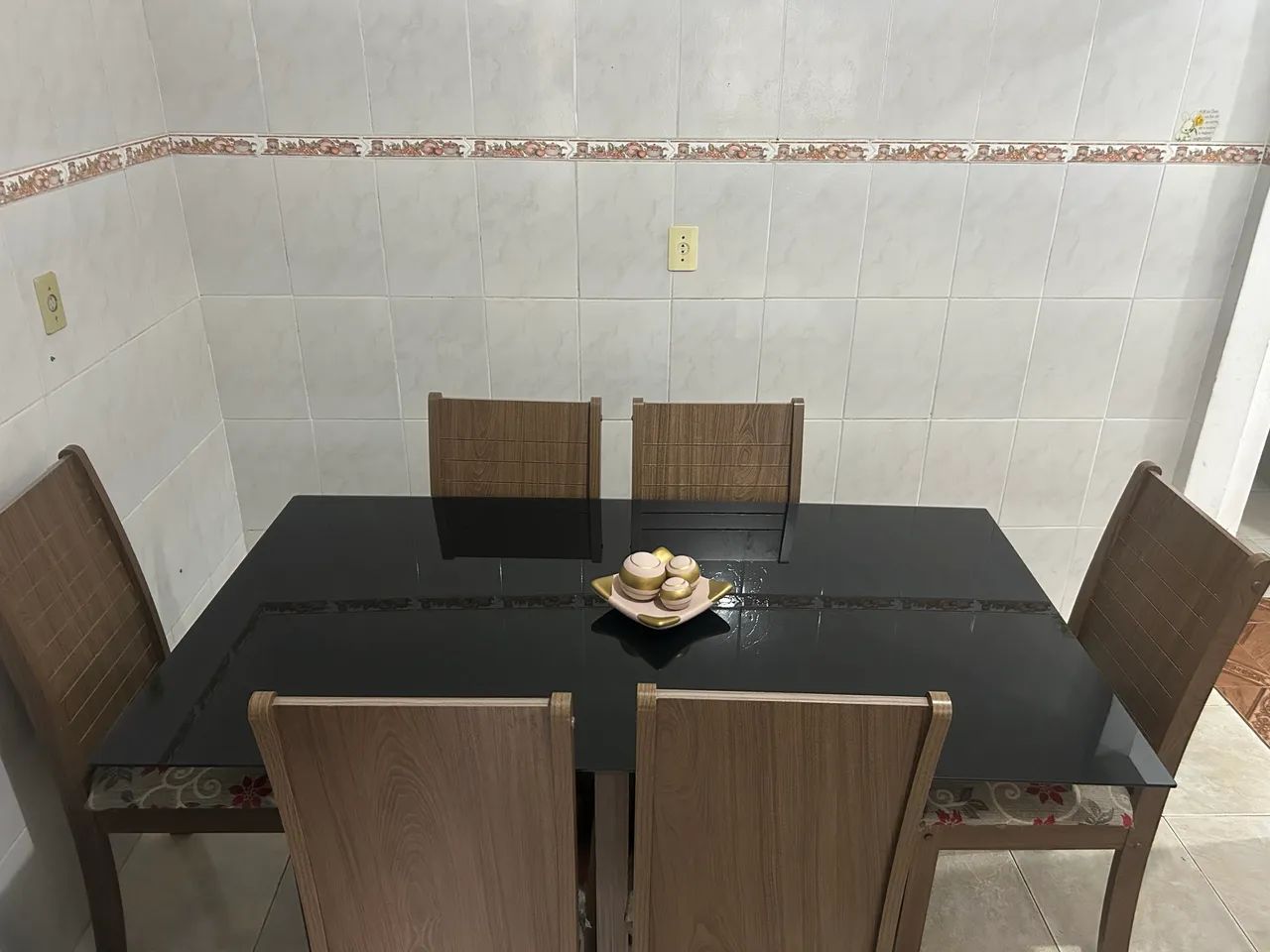 Mesa com 6 cadeiras