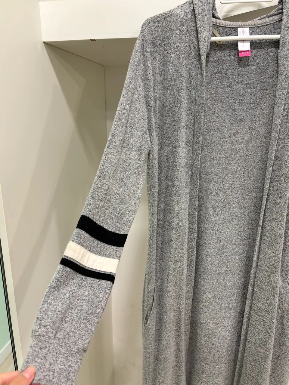Cardigan de malha cinza com capuz  - Foto 3